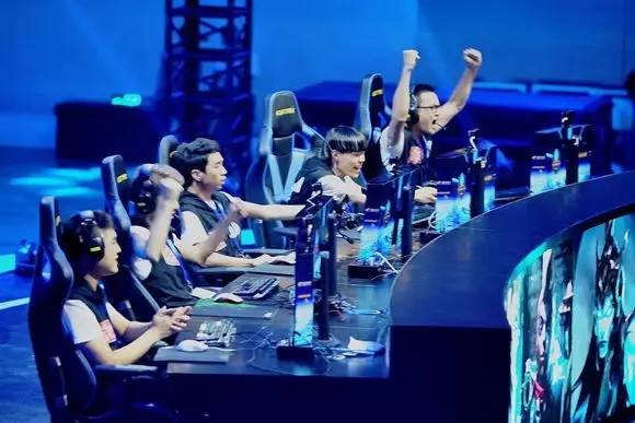 BLG赛后群访：斯莫德这个英雄需要团队牺牲很多